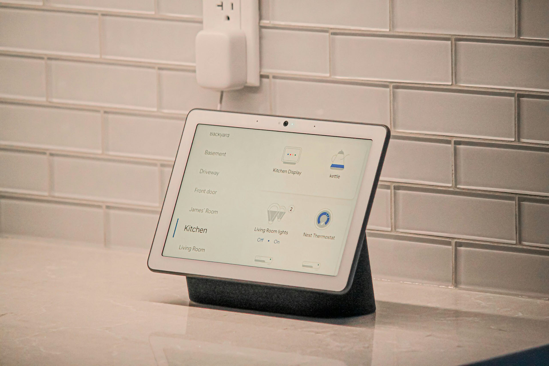 Tablet mit Smart KNX Software auf Tisch.