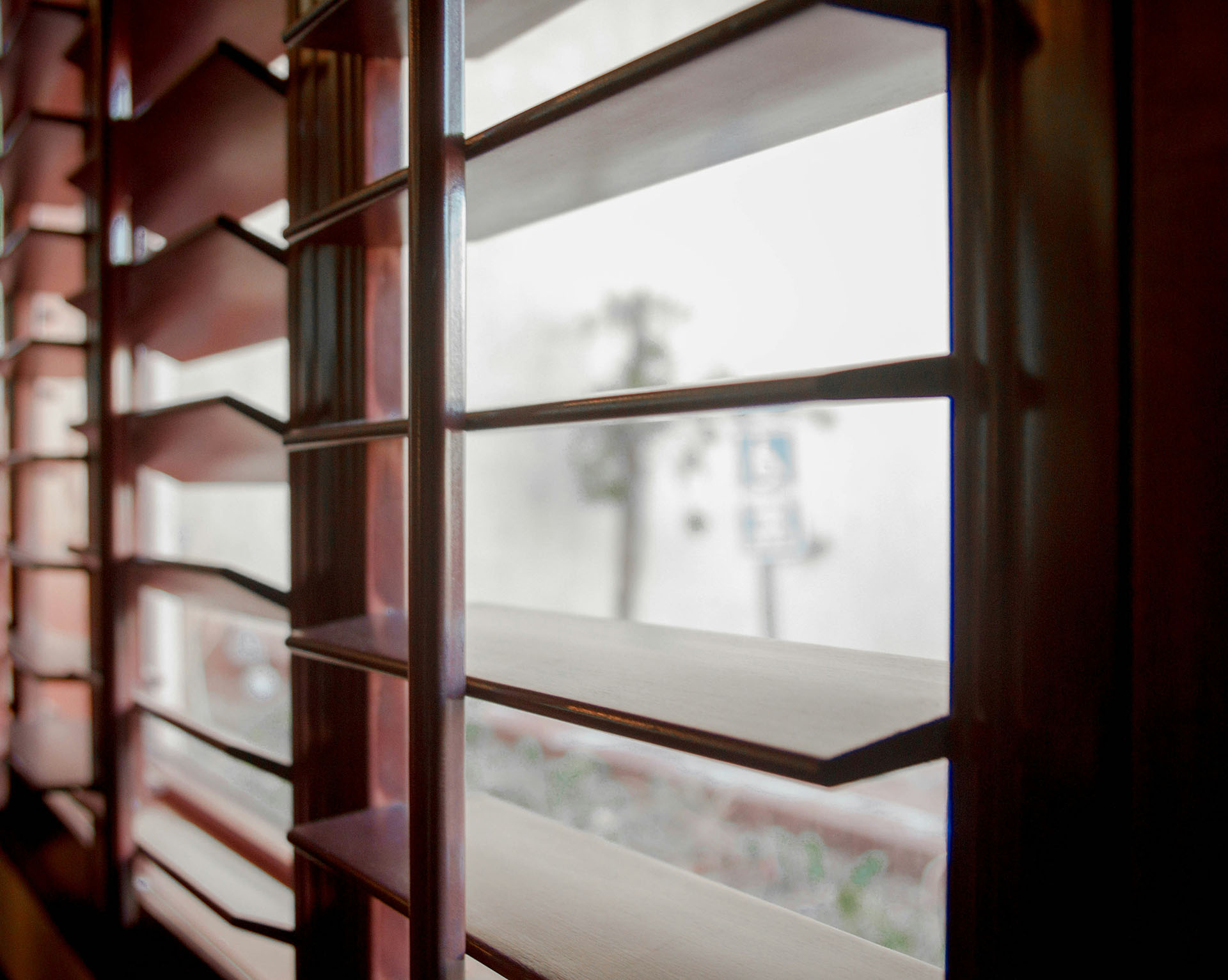 Fenster mit Jalousien.